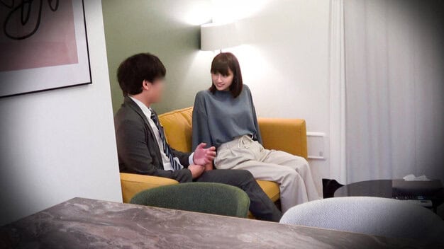 【HDフル動画】ひとみ@ソファに座るスーツ姿の男と灰色トップスの女性が向き合って話す
