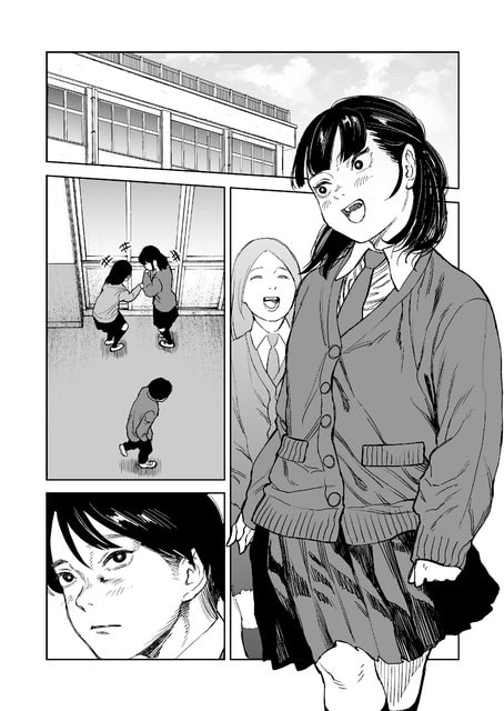 制服姿の咲都子が校舎前で笑い、背後の女子と並んで歩く