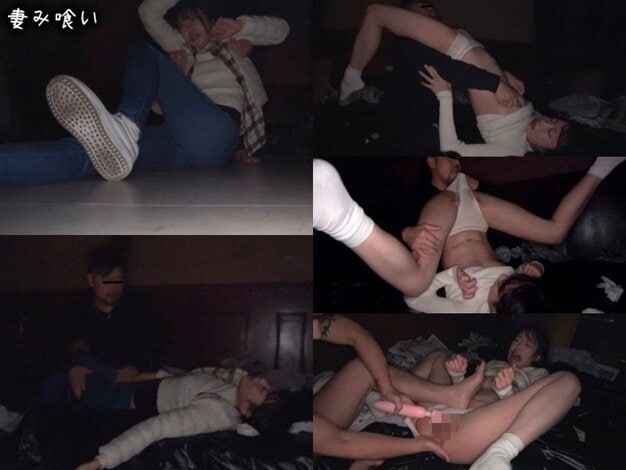 白い上着の女性が暗い部屋で脚を開かされ、股間にピンクの玩具を当てられる