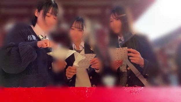 制服姿の女性3人が室内で紙を持ち、複数人で内容を確認している