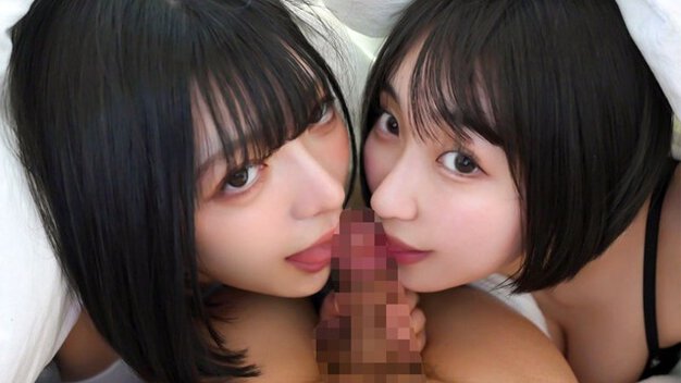 裸のゆみとるかが顔を寄せ、2人で男性器を舌で挟むように舐めながらこちらを見る