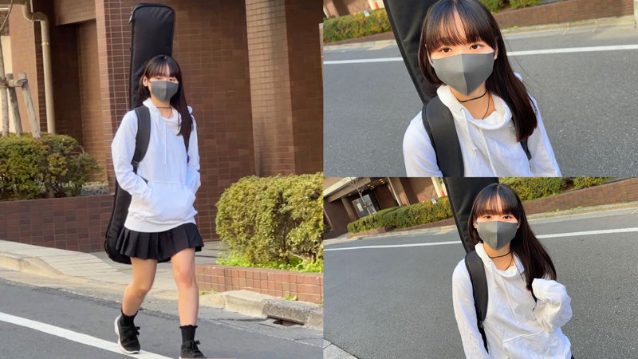 黒い長髪の女性がグレーのマスク、白いパーカー、黒いスカートを着用し、ギターケースを背負って道路に立ち、ポケットに手を入れている。マスクをした顔のアップや、手を顔の近くに置く姿もある。