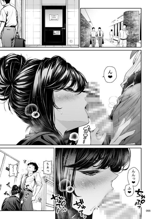 髪をまとめた女性が廊下で膝をつき、立つ男性のモザイクで隠れた性器を口に含んでいる。片手を男性のシャツへ当て、頬を赤らめて上目で男性を見ている。女性は黒い上着を着て、髪を後ろで束ねている。