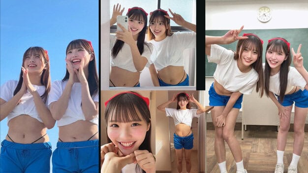 白いTシャツと青いパンツでピースサインを出し笑っている